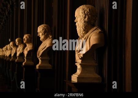 Statuen von Philosophen in der Alten Bibliothek im Trinity College, Dublin - Irland Stockfoto