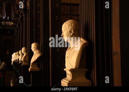 Statuen von Philosophen in der Alten Bibliothek im Trinity College, Dublin - Irland Stockfoto