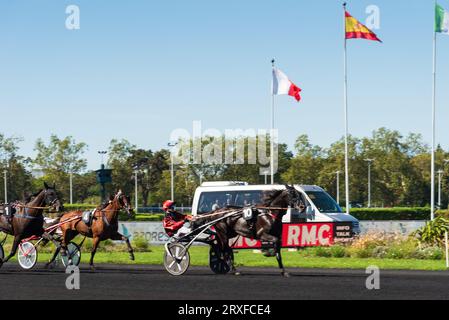 Paris, Frankreich, 24. September 2023. Pferderennen während der portugiesischen Feierlichkeiten im Pariser Vincennes hippodrom am 24. September 2023. Das Hippodrom von Vincennes ist eine Pferderennbahn mit einer Kapazität von 80.000 Personen in Paris, Frankreich. Quelle: Elena Dijour/Alamy Live News. Stockfoto