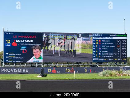 Paris, Frankreich, 24. September 2023. Sieger beim Pferderennen während der portugiesischen Feierlichkeiten im Pariser Vincennes hippodrom am 24. September 2023. Das Hippodrom von Vincennes ist eine Pferderennbahn mit einer Kapazität von 80.000 Personen in Paris, Frankreich. Quelle: Elena Dijour/Alamy Live News. Stockfoto