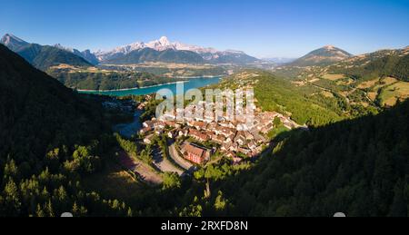 Luftaufnahme des Dorfes Corps mit dem Sautet-See. In der Ferne der höchste Punkt in der Devoluy-Bergkette, der Obiou-Gipfel. Isere, Alpen, Frankreich Stockfoto