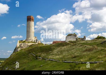 Ruinen der mittelalterlichen Burg in Olsztyn - Adlerhorstweg in Olsztyn Polen Stockfoto