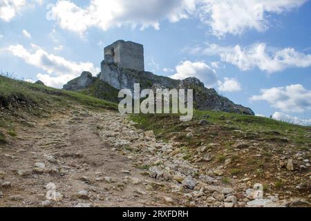 Ruinen der mittelalterlichen Burg in Olsztyn - Adlerhorstweg in Olsztyn Polen Stockfoto