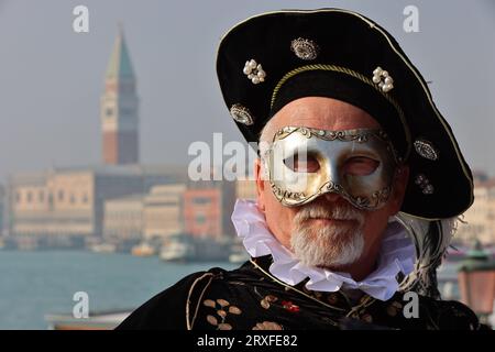 Mann, Edelmann, Edelmann, Karneval Venedig, Venedig Karneval, Carnevale di Venezia, Masken in Venedig, Venedig Mann, Masken, Kostüme, Stockfoto