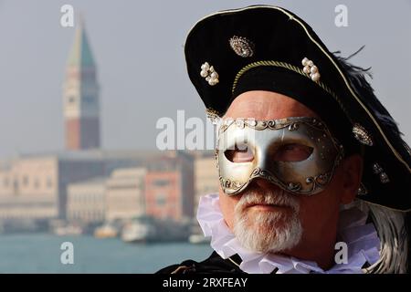 Mann, Edelmann, Edelmann, Karneval Venedig, Venedig Karneval, Carnevale di Venezia, Masken in Venedig, Venedig Mann, Masken, Kostüme, Stockfoto