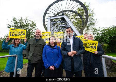 Glasgow, Schottland, Großbritannien. 25. September 2023. Humza Yousaf, erster Minister und SNP-Führer, schließt sich Stephen Flynn und SNP-Kandidat Katy Loudon am Cambuslang Miners Monument heute vor den Nachwahlen in Rutherglen und Hamilton West an, die am 5. Oktober stattfinden werden. Iain Masterton/Alamy Live News Stockfoto