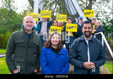 Glasgow, Schottland, Großbritannien. 25. September 2023. Humza Yousaf, erster Minister und SNP-Führer, schließt sich Stephen Flynn und SNP-Kandidat Katy Loudon am Cambuslang Miners Monument heute vor den Nachwahlen in Rutherglen und Hamilton West an, die am 5. Oktober stattfinden werden. Iain Masterton/Alamy Live News Stockfoto