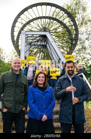 Glasgow, Schottland, Großbritannien. 25. September 2023. Humza Yousaf, erster Minister und SNP-Führer, schließt sich Stephen Flynn und SNP-Kandidat Katy Loudon am Cambuslang Miners Monument heute vor den Nachwahlen in Rutherglen und Hamilton West an, die am 5. Oktober stattfinden werden. Iain Masterton/Alamy Live News Stockfoto