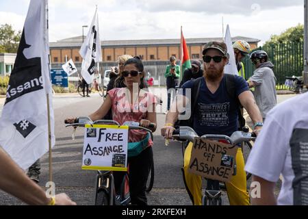 Julian Assange Kampagne ProtestFahrradtour vor der HMP Belmarsh London - nicht ausliefern Assange Kampagne Halten Sie eine Massenproteste Fahrradtour durch die Stadt Stockfoto