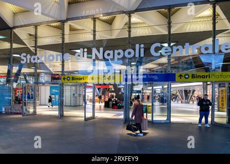 Neapel, Italien - 21. Dezember 2021: Personen, die am Eingang des Bahnhofs von Neapel auf der Piazza Garibaldi in Neapel, Italien, abreisen oder ankommen. Stockfoto