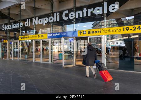 Neapel, Italien - 12. Februar 2020: Hauptzugang zum Hauptbahnhof Garibaldi. Touristen mit Taschen und Koffern eilen zum Zugtra Stockfoto