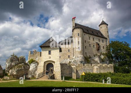 Blick auf die Burg Bobolice - königliche Burg aus dem 14. Jahrhundert im Dorf Bobolice, Polnischer Jura, Polen Stockfoto