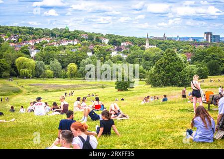 London, Vereinigtes Königreich, 24. Juni 2023: Hampstead Heath Hill in London. Pulsierender Touristenort. Menschen genießen auf grünen Wiesen. Stockfoto