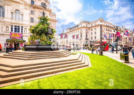 London, Großbritannien, Juni 29 2023: Piccadilly Circus Square in London Street View. Pulsierender Touristenort im Londoner Stadtzentrum. Stockfoto
