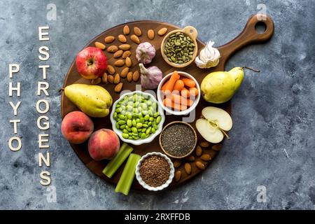 Ein Holzbrett mit verschiedenen Lebensmitteln, die reich an Phytoöstrogenen sind. Stockfoto