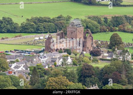 Die Abtei von Dulce Cor, besser bekannt als Sweetheart Abbey im Dorf New Abbey, vom Waterloo Monument aus gesehen Stockfoto