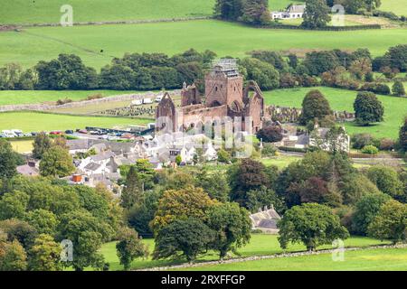 Die Abtei von Dulce Cor, besser bekannt als Sweetheart Abbey im Dorf New Abbey, vom Waterloo Monument aus gesehen Stockfoto