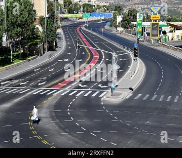 Jerusalem, Israel. September 2023 25. Ein Ultra-orthodoxer jüdischer Mann geht am Montag, den 25. September 2023, auf einer autofreien Autobahn auf dem Yom Kippur, dem Tag des Sühnopfers, in Jerusalem. Israel kommt am Jom Kippur, dem heiligsten Tag des jüdischen Kalenders, zum Stillstand, während Juden fasten, beten, auf das Fahren oder Rauchen verzichten, während sie für die Sünden des vergangenen Jahres Sühne leisten. Foto von Debbie Hill/Credit: UPI/Alamy Live News Stockfoto