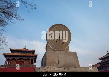 Peking – China, 23. Februar 2023: Die Sonnenuhr befindet sich im Palastmuseum in Peking. Stockfoto