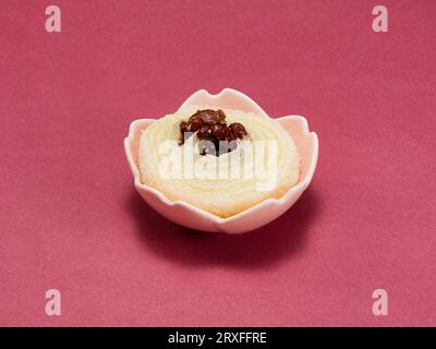 Daifuku, japanische Süßwaren Ichigo Daifuku, kleiner runder, klebriger Reisnachtisch mit Rosinen Stockfoto