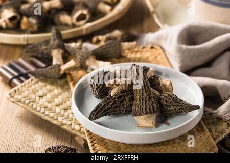 Getrocknete Morcheln Pilze in einer Schüssel. Stockfoto