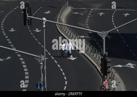 Jerusalem, Israel. September 2023 25. Orthodoxe jüdische Männer laufen am Montag, den 25. September 2023, auf einer autofreien Autobahn auf dem Yom Kippur, dem Tag des Sühnopfers, in Jerusalem. Israel kommt am Jom Kippur, dem heiligsten Tag des jüdischen Kalenders, zum Stillstand, während Juden fasten, beten, auf das Fahren oder Rauchen verzichten, während sie für die Sünden des vergangenen Jahres Sühne leisten. Foto von Debbie Hill/Credit: UPI/Alamy Live News Stockfoto