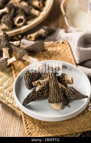 Getrocknete Morcheln Pilze in einer Schüssel. Stockfoto