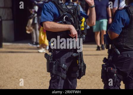 London, Großbritannien. 25. September 2023. Bewaffnete Polizeibeamte in Westminster. Dutzende von Feuerwaffenoffizieren der Metropolitan Police weigern sich angeblich, bewaffnet zu werden, nachdem ein unbenannter Offizier des Mordes an Chris Kaba angeklagt wurde. Die Mehrheit der Polizeibeamten in London trägt keine Waffen und nur spezialisierte Feuerwaffenbeamte sind dazu befugt. Quelle: Vuk Valcic/Alamy Live News Stockfoto