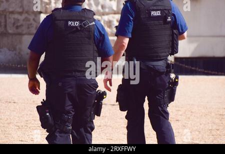 London, Großbritannien. 25. September 2023. Bewaffnete Polizeibeamte in Westminster. Dutzende von Feuerwaffenoffizieren der Metropolitan Police weigern sich angeblich, bewaffnet zu werden, nachdem ein unbenannter Offizier des Mordes an Chris Kaba angeklagt wurde. Die Mehrheit der Polizeibeamten in London trägt keine Waffen und nur spezialisierte Feuerwaffenbeamte sind dazu befugt. Quelle: Vuk Valcic/Alamy Live News Stockfoto