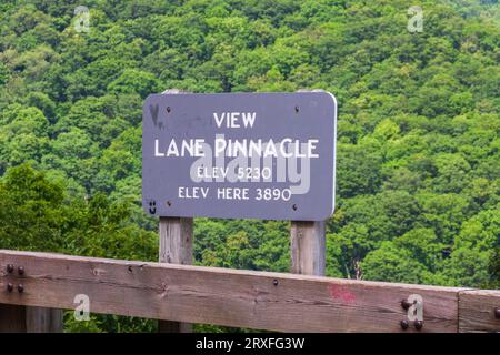 Blue Ridge Parkway scenic Highway. Der Blue Ridge Parkway ist die einzige Straße, die zum Nationalpark erklärt werden. Stockfoto