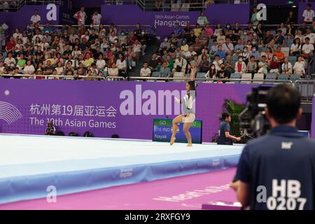 Hangzhou, Zhejiang, China. September 2023 25. Artistic Gymnat of India Pranati Nayak treten während der Qualifikationsrunde der Artistic Gymnastics Unterabteilung 2 auf (Credit Image: © Seshadri Sukumar/ZUMA Press Wire) NUR REDAKTIONELLE VERWENDUNG! Nicht für kommerzielle ZWECKE! Stockfoto