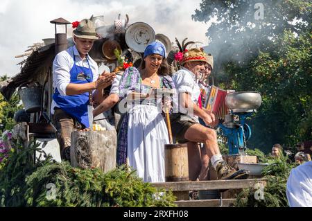 Dekorierter Wagen in der Parade, Menschen in Kostümen, Almabtrieb in Südtirol Stockfoto