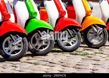 Oldtimer-Roller auf dem Bürgersteig geparkt. Oldtimer-Roller auf einer Stadtstraße im Retro-Stil. konzept im italienischen Stil Stockfoto