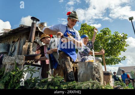 Dekorierter Wagen in der Parade, Menschen in Kostümen, Almabtrieb in Südtirol Stockfoto