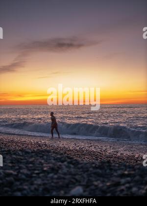 Silhouette am Meer Sonnenuntergang Felsenstrand batumi Stockfoto