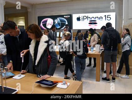 Paris, Frankreich. September 2023 25. Dutzende Menschen sehen und kaufen das neue iPhone 15 am 25. September 2023 im Apple Store in Paris, Frankreich Foto: Alain Apaydin/ABACAPRESS.COM Credit: Abaca Press/Alamy Live News Stockfoto