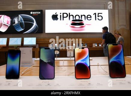 Paris, Frankreich. September 2023 25. Dutzende Menschen sehen und kaufen das neue iPhone 15 am 25. September 2023 im Apple Store in Paris, Frankreich Foto: Alain Apaydin/ABACAPRESS.COM Credit: Abaca Press/Alamy Live News Stockfoto