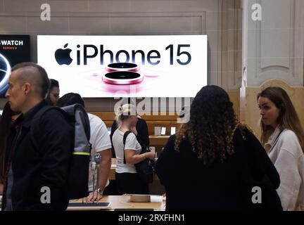 Paris, Frankreich. September 2023 25. Dutzende Menschen sehen und kaufen das neue iPhone 15 am 25. September 2023 im Apple Store in Paris, Frankreich Foto: Alain Apaydin/ABACAPRESS.COM Credit: Abaca Press/Alamy Live News Stockfoto