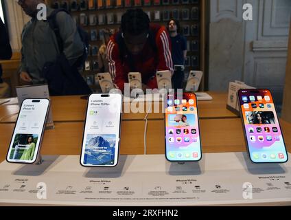 Paris, Frankreich. September 2023 25. Dutzende Menschen sehen und kaufen das neue iPhone 15 am 25. September 2023 im Apple Store in Paris, Frankreich Foto: Alain Apaydin/ABACAPRESS.COM Credit: Abaca Press/Alamy Live News Stockfoto