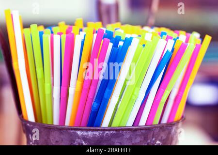 Viele mehrfarbige Röhrchen für einen Cocktail, Hintergrund mit bunten Röhrchen. Trinken Sie Strohhalme, Tubulus. Stockfoto