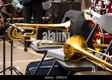 Windinstrumente. Praktische Musikinstrumente. Musiker spielen Pfeifen. Nahaufnahme. Hände eines Mannes, der im Orchester Trompete spielt Stockfoto
