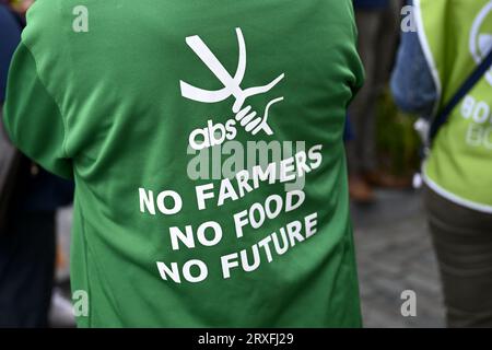 Brüssel, Belgien. September 2023 25. Die Landwirte protestieren vor einer Plenarsitzung des flämischen Parlaments, um die Septemberverklaring (September-Erklärung) am Montag, den 25. September 2023, in Brüssel vorzustellen. In der traditionellen Rede nach der Sommerpause stellt der flämische Ministerpräsident die politischen Pläne der Regierung für das Jahr vor. BELGA PHOTO DIRK WAEM Credit: Belga News Agency/Alamy Live News Stockfoto