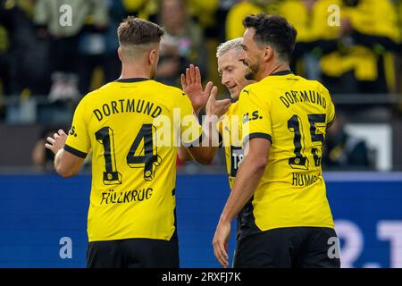 Fußball: 1. Bundesliga, Saison 2023/2024, 5. Spieltag, Borussia Dortmund - VfL Wolfsburg am 23.09.2023 im Signal-Iduna-Park in Dortmund. Dortmunds Niclas Füllkrug (v.li.), Dortmunds Marco Reus und Dortmunds Mats Hummels jubeln nach dem Tor zum 1:0. WICHTIGER HINWEIS: Gemäß den Vorgaben der DFL Deutsche Fußball Liga bzw. Des DFB Deutscher Fußball-Bund ist es untersagt, in dem Stadion und/oder vom Spiel angefertigte Fotoaufnahmen in Form von Sequenzbildern und/oder videoähnlichen Fotostrecken zu verwerten bzw. Verwerten zu lassen. Stockfoto