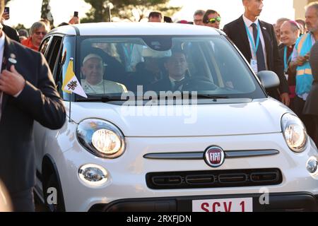 Marseille, Frankreich. September 2023. Manoel Penicaud/Le Pictorium - Papst besucht Marseille - 22/09/2023 - Frankreich/Bouches-du-Rhone/Marseille - Papst Franziskus im Papamobile (Fiat 500) während seines Besuchs in Marseille. Quelle: LE PICTORIUM/Alamy Live News Stockfoto