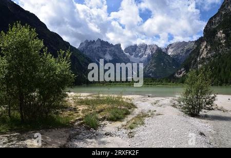 Teil des kleinen Landro Sees, eingebettet zwischen den Bergen mit einem großartigen Blick auf die Cristallo Gruppe Stockfoto