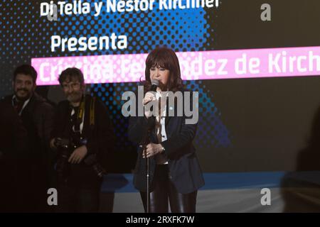 Buenos Aires, Argentinien. September 2023. Die derzeitige Vizepräsidentin und ehemalige Präsidentin Argentiniens, Cristina Fernández de Kirchner, präsentierte am 23. September 2023 die Neuauflage des Buches Después del derrumbe, Conversaciones de Torcuato Di Tella y Néstor Kirchner an der Universidad Metropolitana para la Educación y el Trabajo (UMET) in Buenos Aires, Argentinien. Nach der Präsentation sprach sie mit Unterstützern außerhalb der Universität. Auf dem Foto: Cristina spricht ein paar Worte an ihre Anhänger. (Foto: Esteban Osorio/SIPA USA) Credit: SIPA USA/Alamy Live News Stockfoto