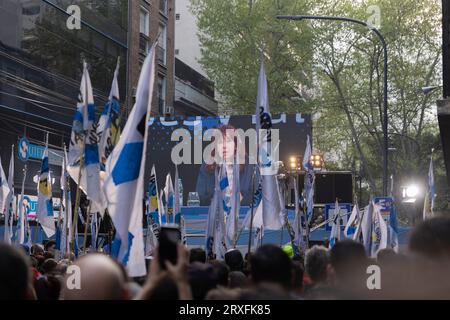 Buenos Aires, Argentinien. September 2023. Die derzeitige Vizepräsidentin und ehemalige Präsidentin Argentiniens, Cristina Fernández de Kirchner, präsentierte am 23. September 2023 die Neuauflage des Buches Después del derrumbe, Conversaciones de Torcuato Di Tella y Néstor Kirchner an der Universidad Metropolitana para la Educación y el Trabajo (UMET) in Buenos Aires, Argentinien. Nach der Präsentation sprach sie mit Unterstützern außerhalb der Universität. Auf dem Foto: Unterstützer, die die Präsentation auf der Straße durch einen Bildschirm hören. (Foto: Esteban Osorio/SIPA USA) Credit: SIPA USA/Alamy Live News Stockfoto