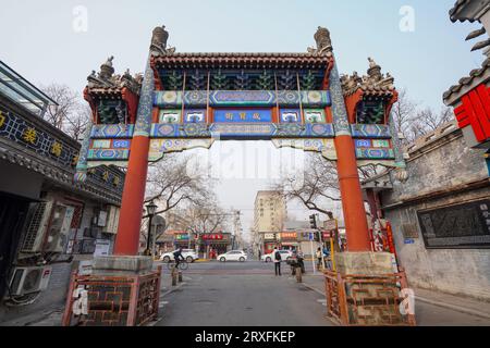 Peking – China, 27. Februar 2023: Beijing Chengxian Street Archway. Stockfoto