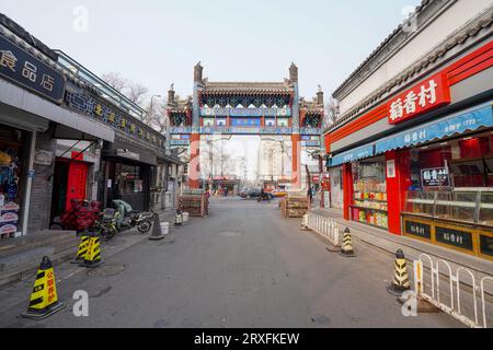 Peking – China, 27. Februar 2023: Beijing Chengxian Street Archway. Stockfoto