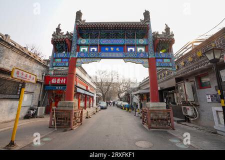 Peking – China, 27. Februar 2023: Beijing Chengxian Street Archway. Stockfoto